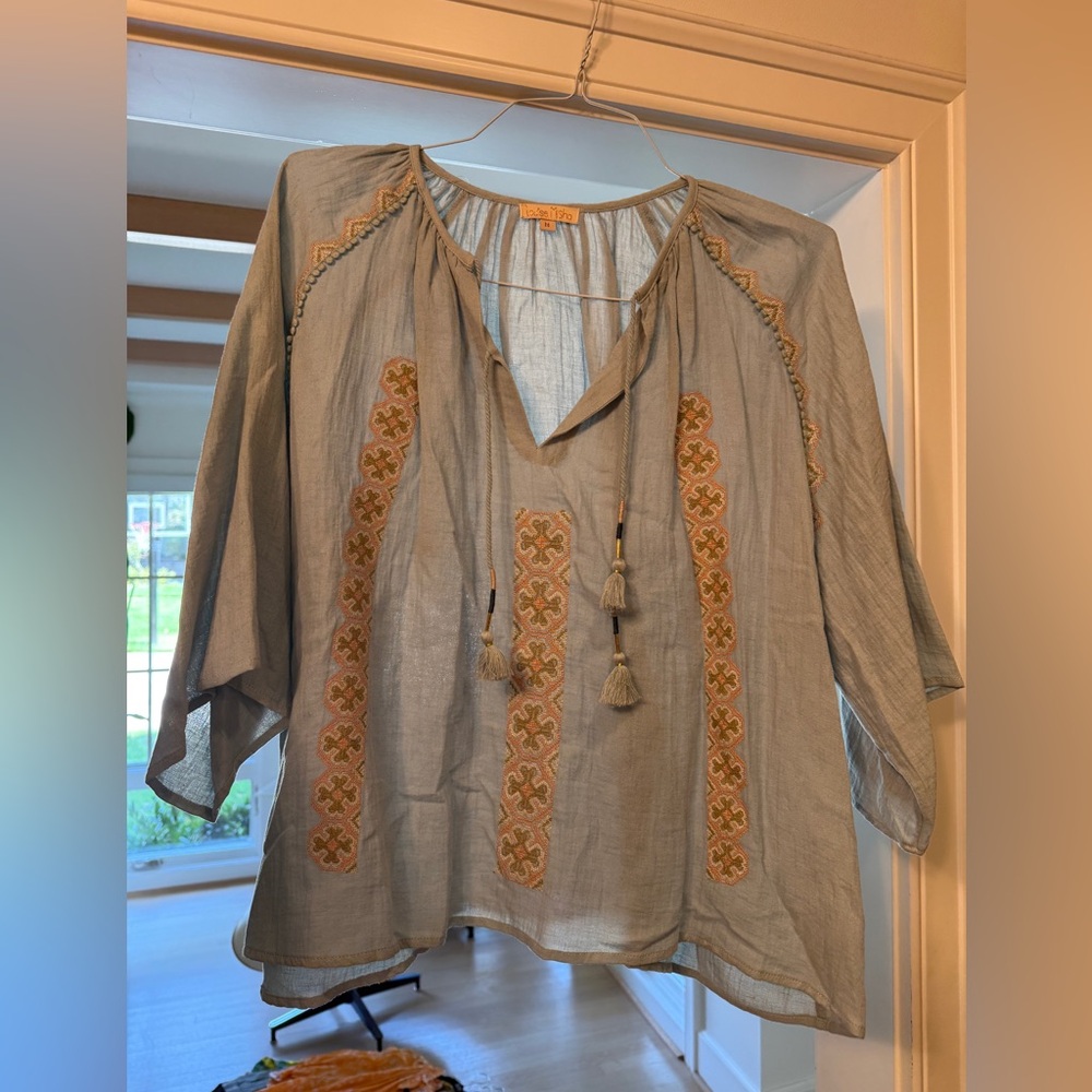 BRAND NEW Louise Misha Blouse Size Medium.
